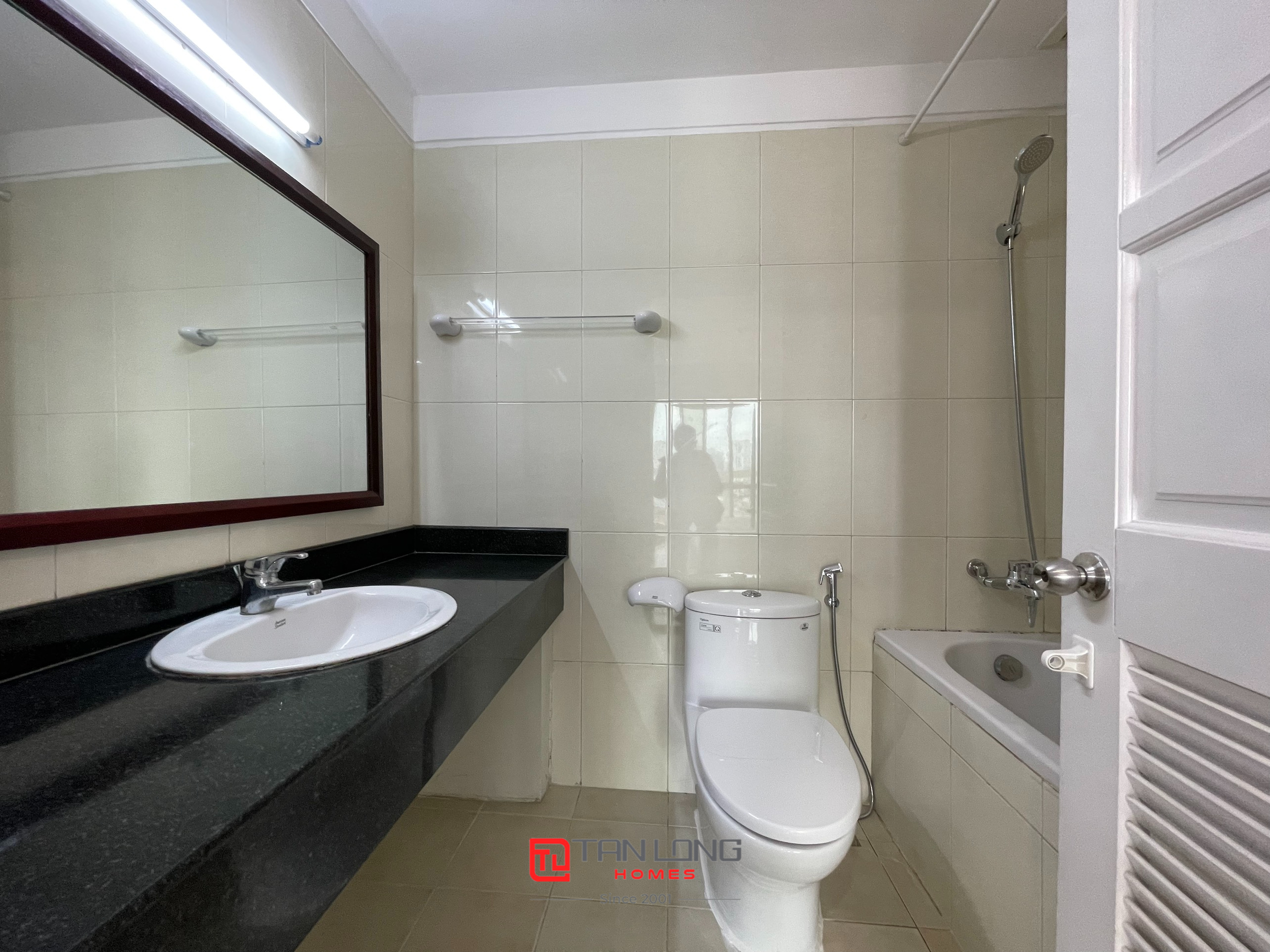 Cho thuê căn hộ 3PN/123m2 tầng trung full đồ mới đẹp tại E5 Ciputra, nhận nhà nhanh 12