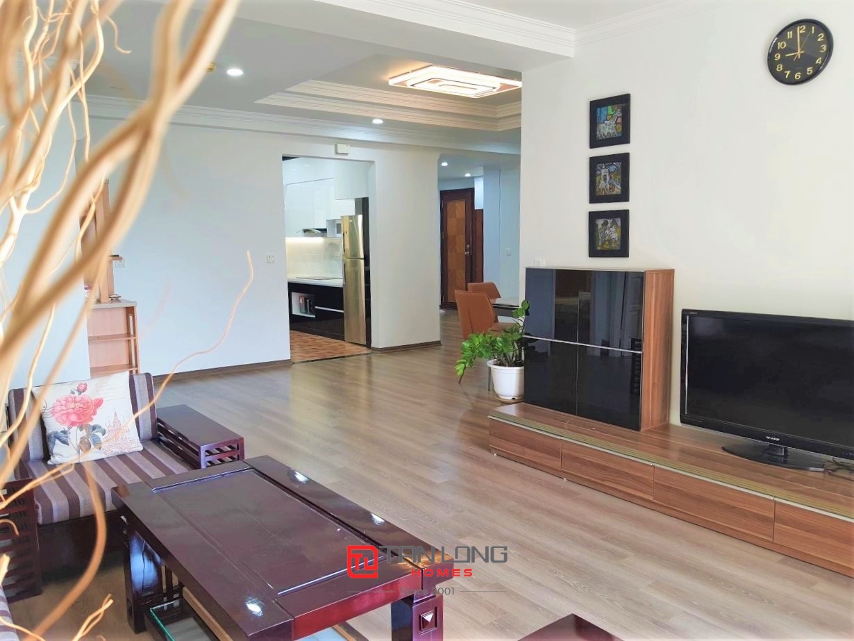 Cho thuê căn hộ 3PN/154m2 tầng cao full đồ mới view Hồ Tây tòa G2 Ciputra 1