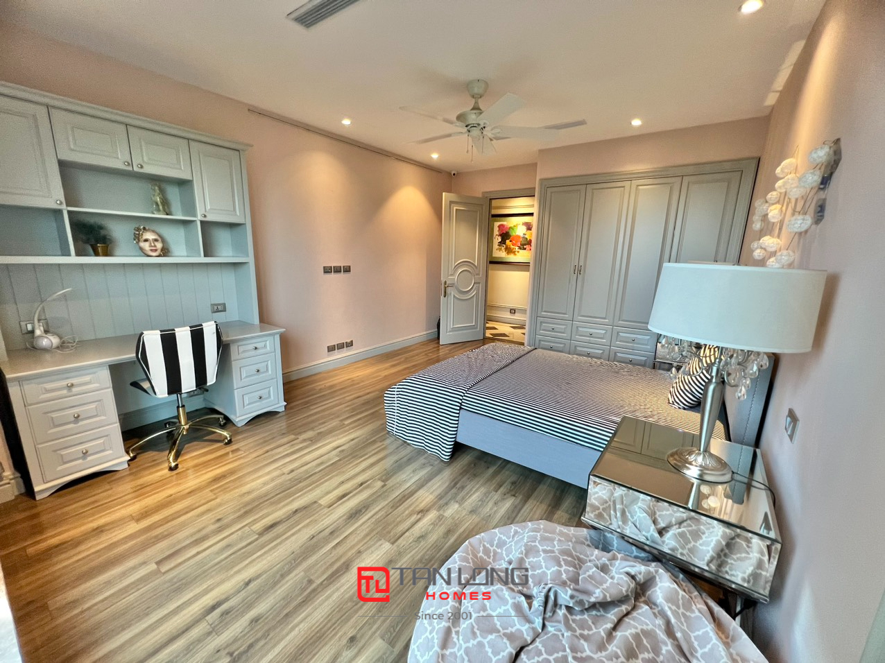 Cho thuê căn hộ cao cấp tại L1 Ciputra: 4PN/267m2 full đồ mới tầng trung view đẹp 17