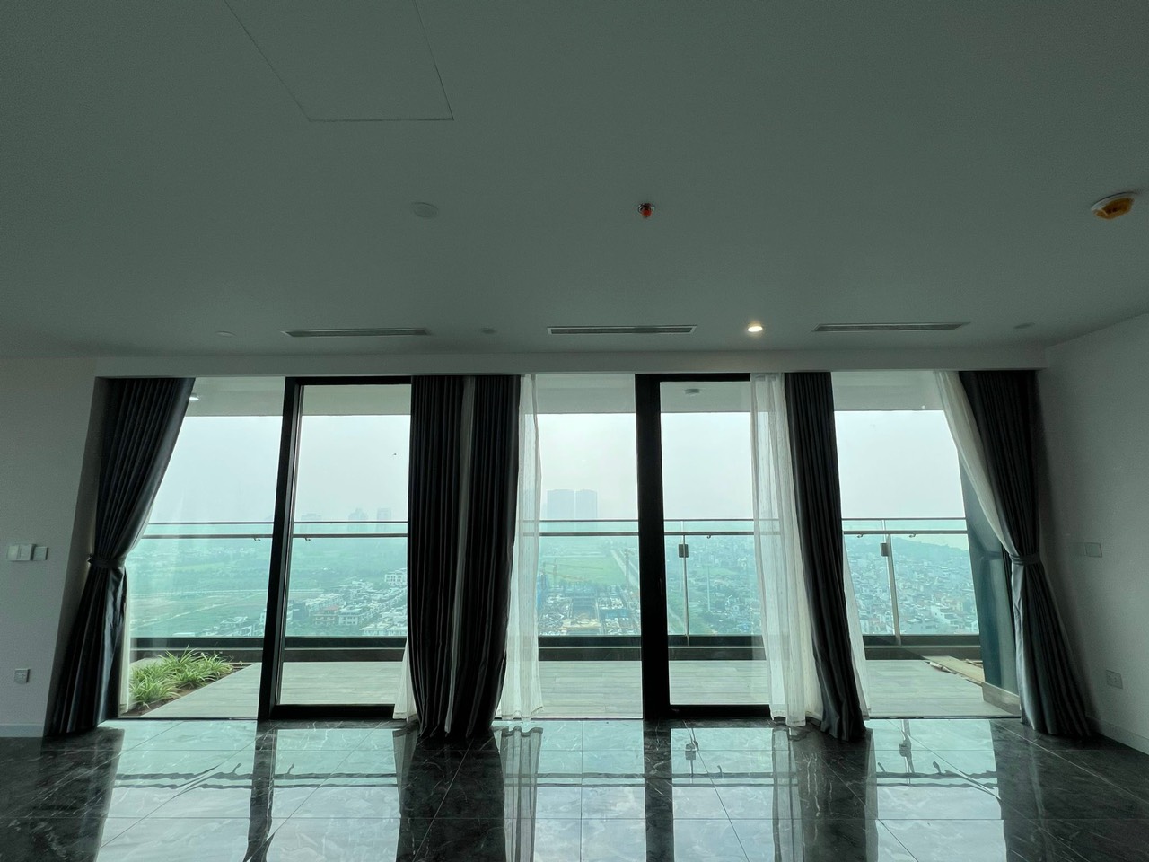 Chủ nhà cần cho thuê gấp căn hộ 3 phòng ngủ đồ cơ bản Sunshine Golden River 5