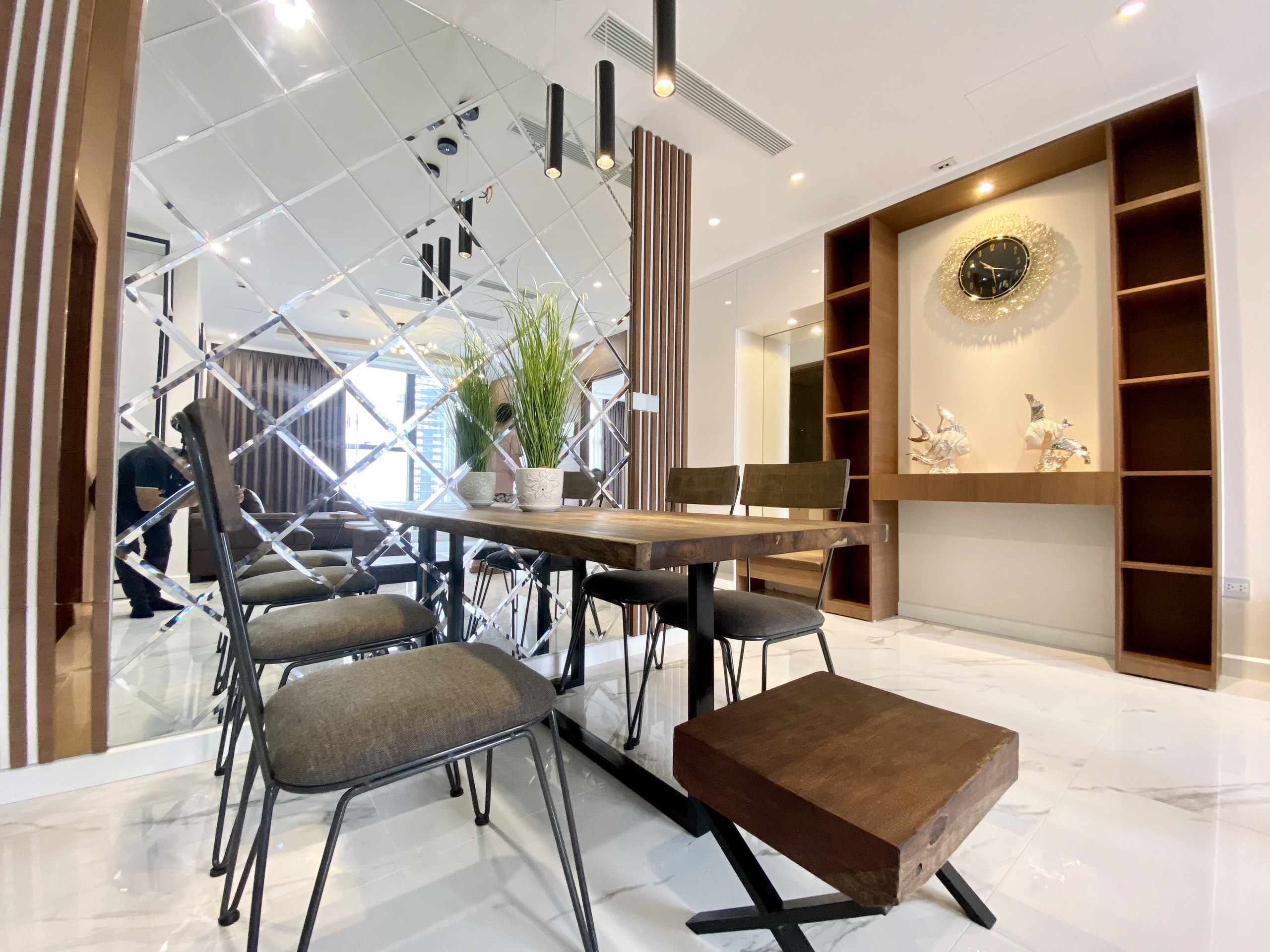Cần cho thuê gấp căn 2 ngủ full đồ toà S4 tầng cao, giá 800$/ 1 tháng tại Sunshine City
