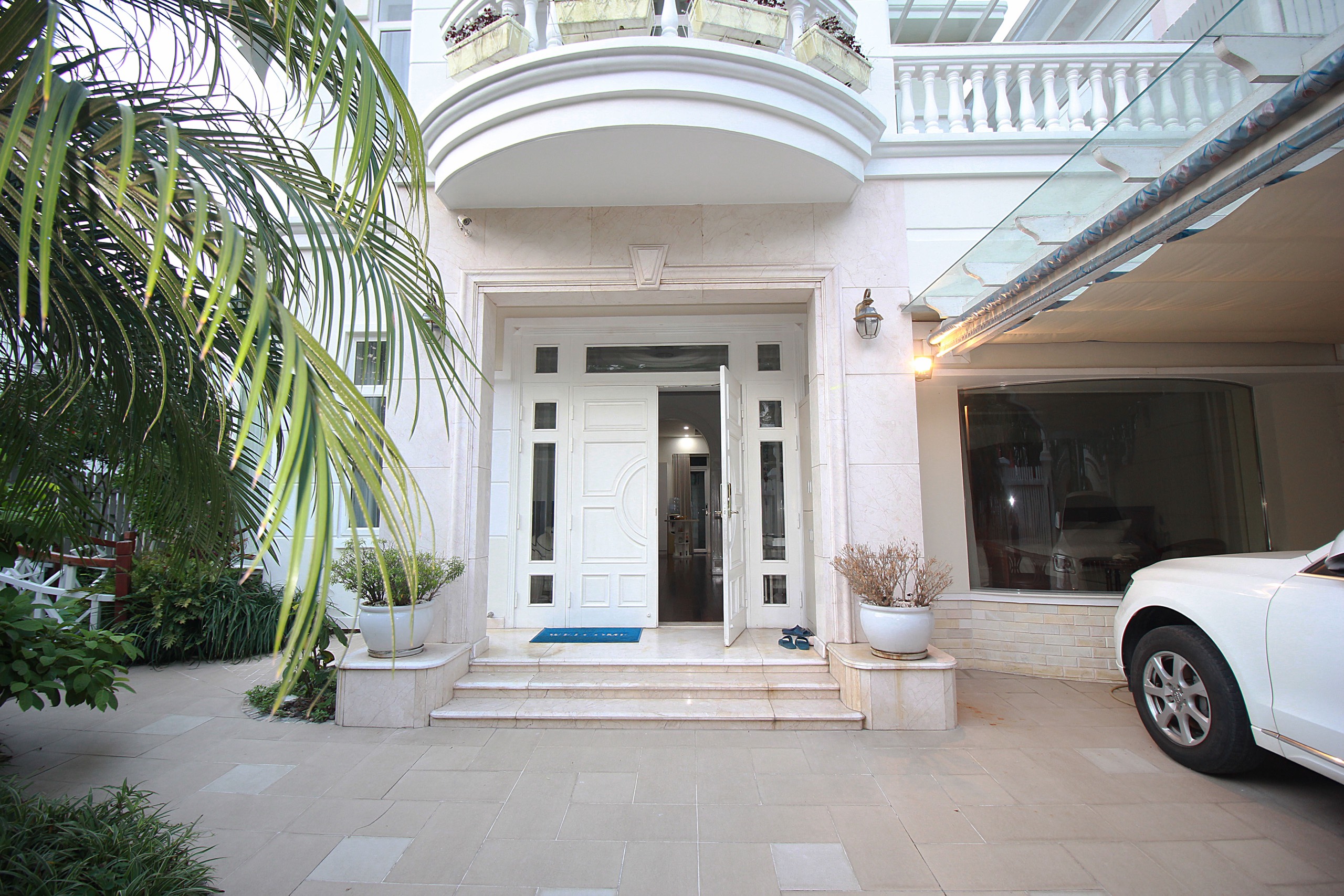 Cho thuê biệt thự C1  trong Ciputra Hà Nội, diện tích 350m2 4 phòng ngủ đủ đồ giá cho thuê 4000 usd/ 1 tháng