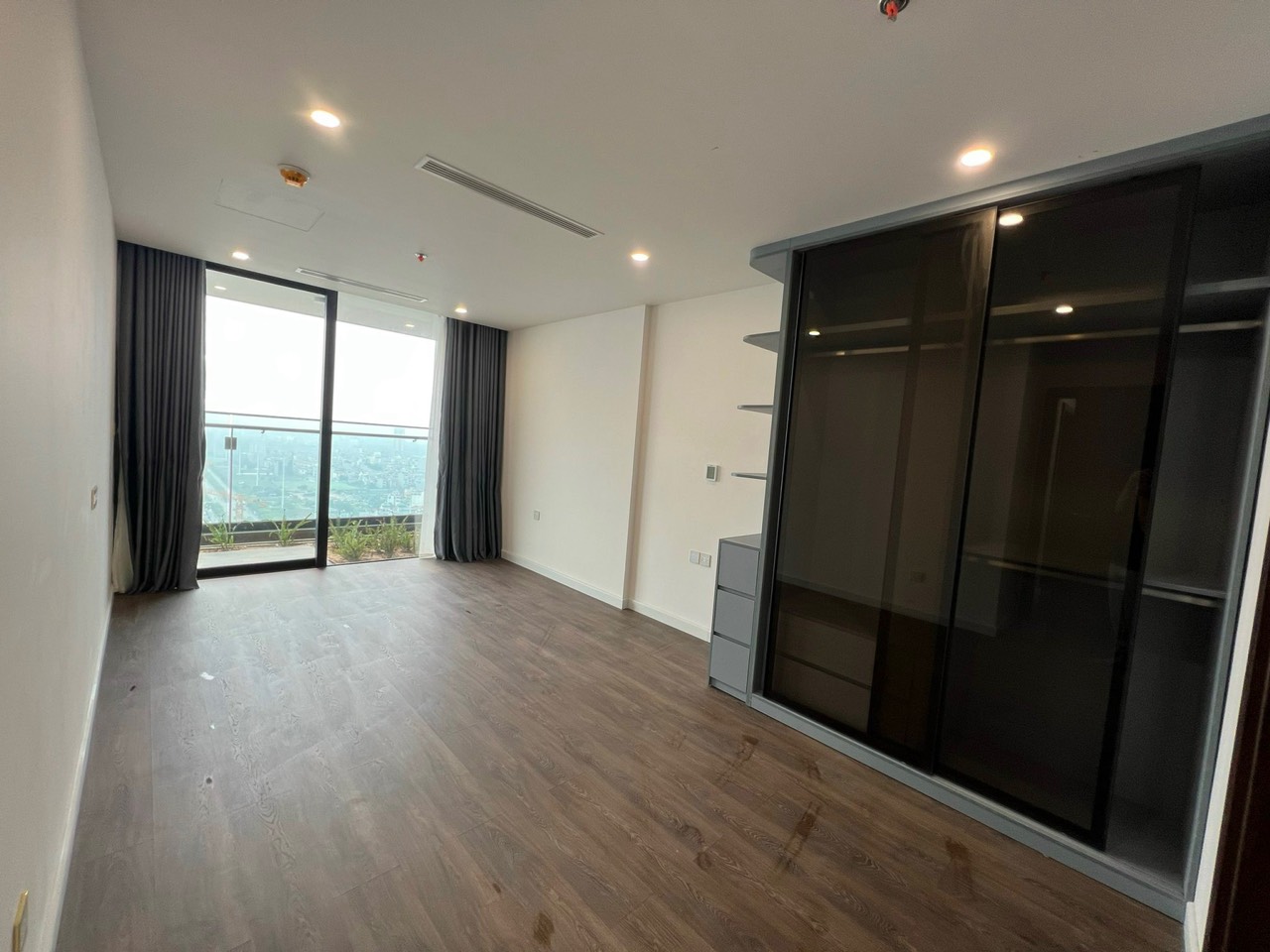 Chủ nhà cần cho thuê gấp căn hộ 3 phòng ngủ đồ cơ bản Sunshine Golden River